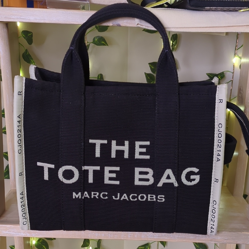 Marc Jacobs Black and White Tote Bag with Bold Design and Sturdy Fabric